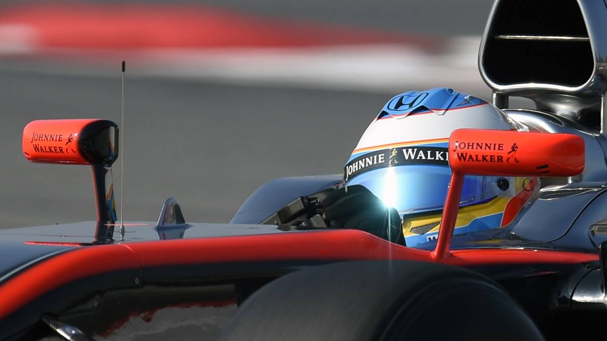 Fernando Alonso bei den Tests in Barcelona im Auto von McLaren Honda