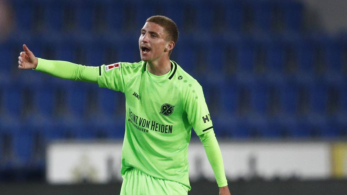 ...nun wird der 21 Jahre alte Niklas Tarnat bald selbst einen Profivertrag erhalten. Nach Informationen der "Bild", wird Tarnat ebenso ein Arbeitspapier bei Hannover unterschreiben, wie zwei weitere Nachwuchsspieler