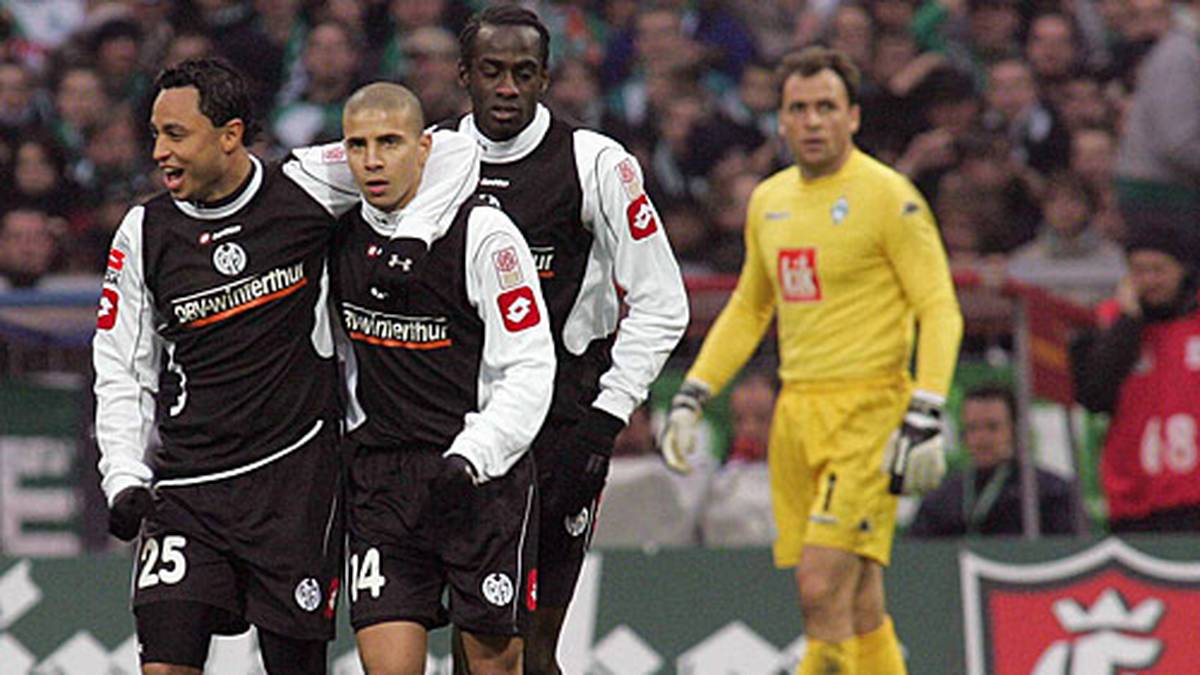 Auch Mohamed Zidan (2.v.l.) ist gegen seine ehemaligen Kollegen geradezu überfallartig erfolgreich. Nur 14 Sekunden vergehen zwischen dem Anpfiff und dem Einschlag im Netz von Werder Bremen. Bei der 2:4-Niederlage seines 1. FSV Mainz 05 im Weserstadion verkneift sich der ägyptische Stürmer am 4. Februar 2002 dennoch einen allzu ausgelassenen Torjubel. 
                  