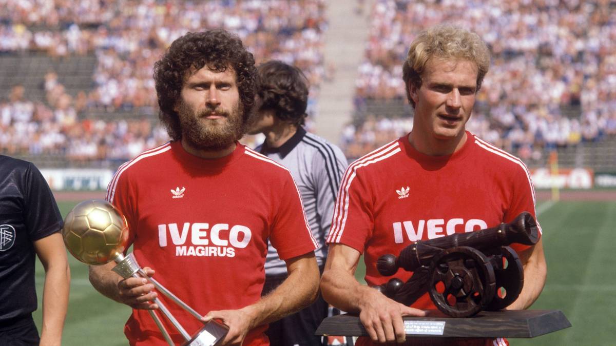 Auch ein kongeniales Duo: Der Fußballer des Jahres Paul Breitner (li.) und Torschützenkönig Karl-Heinz Rummenigge erhalten ihre Auszeichnungen für die Saison 1980/1981