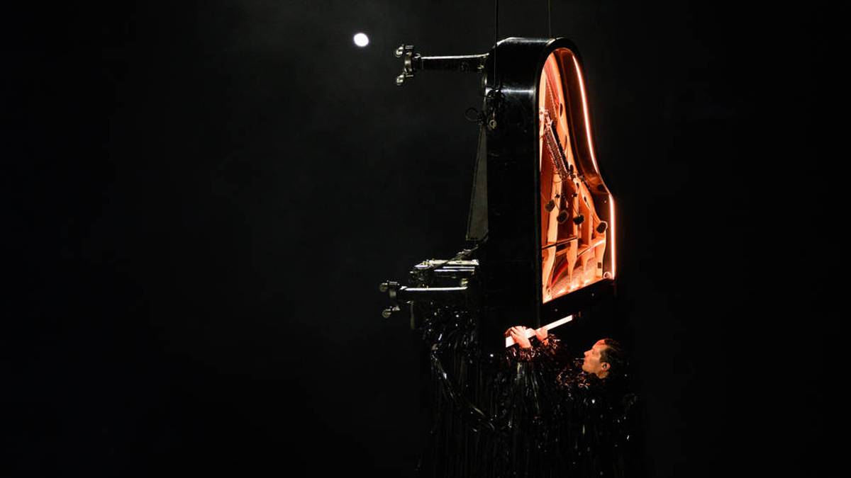 Die Show umfasst mehrere Musik- und Tanzeinlagen. An einem hängenden Flügel spielt ein Pianist die Hymne von Apollo