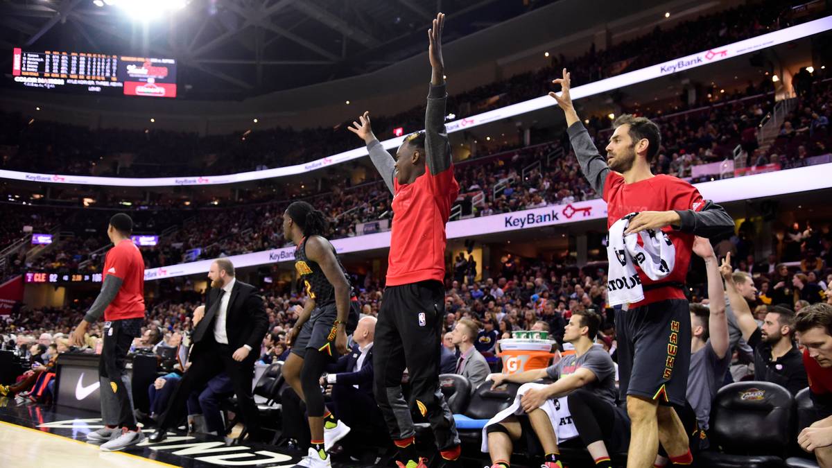 Im März 2017 verbringt Schröder den größten Teil der zweiten Halbzeit auf der Bank, weil er zum einen seine Abwehraufgaben vernachlässigt hatte und zum anderen durch Diskussionen mit Teamkollege Dwight Howard für Aufregung sorgte