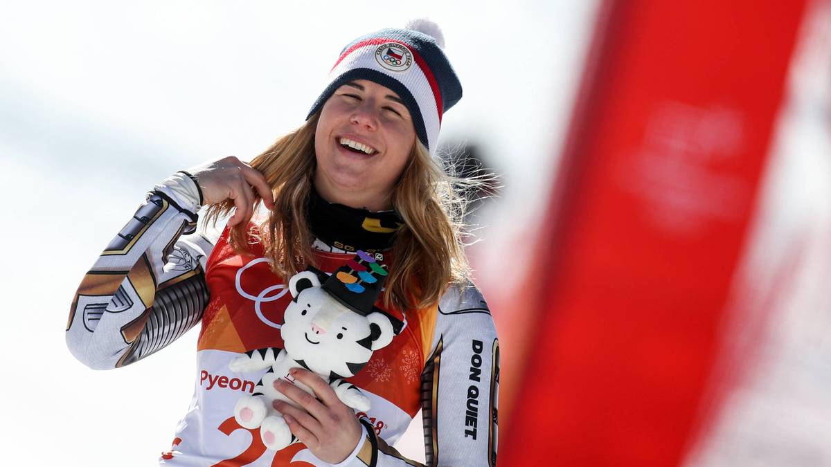 "Ich ... wie erkläre ich das? Ich dachte, das war ein Fehler", sagte Ledecka, die eigentlich Snowboard-Spezialistin ist und dort Weltmeisterin wurde. Mit ihrer Goldmedaille schrieb sie zudem olympische Geschichte - es war die erste bei Winterspielen für Tschechien. Ihre Sieger-PK gab sie in Skibrille, weil sie kein Make-Up parat hatte