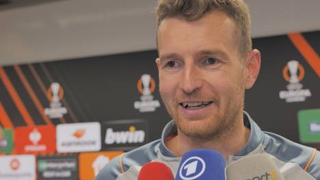 Lukáš Hrádecký, Torwart von Bayer Leverkusen, hat nach dem Einzug ins Halbfinale der Europa League verraten wie viel Bier zum Feiern unter Trainer Xabi Alonso erlaubt ist. 