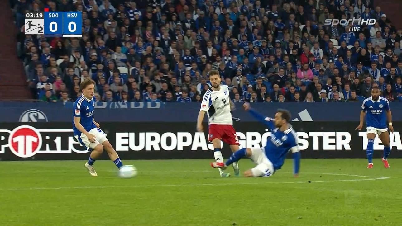 Kenan Karaman fliegt nach diesem harten Foul vom Platz