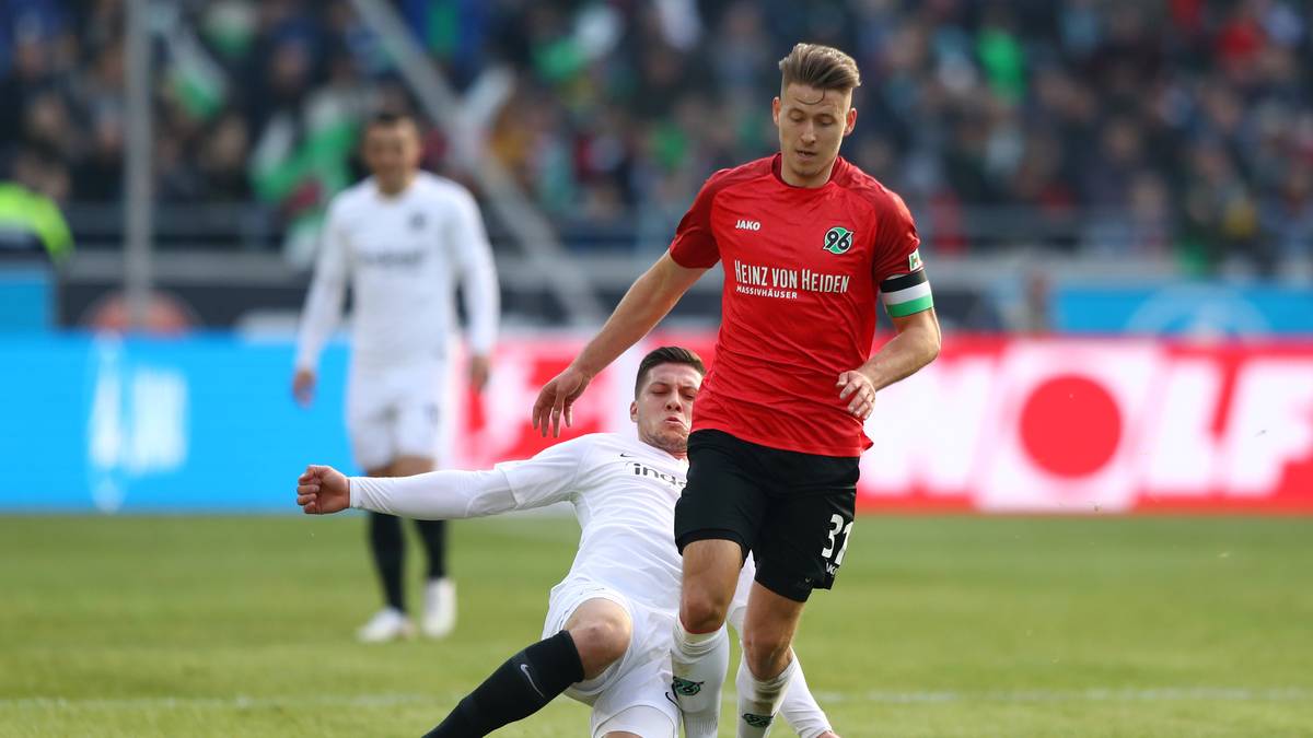 WALDEMAR ANTON (Hannover 96, 22): Wurde erst kürzlich als Kapitän abgesetzt, in der Mannschaft der Niedersachsen aber inzwischen seit drei Jahren gesetzt. Der gebürtige Usbeke zeichnet sich vor allem durch sein intelligentes Positionsspiel, die resolute Zweikampfführung und seine gute Übersicht aus. Lehnte 2017 bereits eine Anfrage des usbekischen Verbands ab und hofft über kurz oder lang auf eine Einladung von Löw