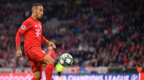 MUNICH, GERMANY - SEPTEMBER 18: Thiago Alcantara of Bayern Munich plays the ball during the UEFA Champions League group B match between Bayern Muenchen and Crvena Zvezda at Allianz Arena on September 18, 2019 in Munich, Germany. (Photo by Sebastian Widmann/Bongarts/Getty Images)