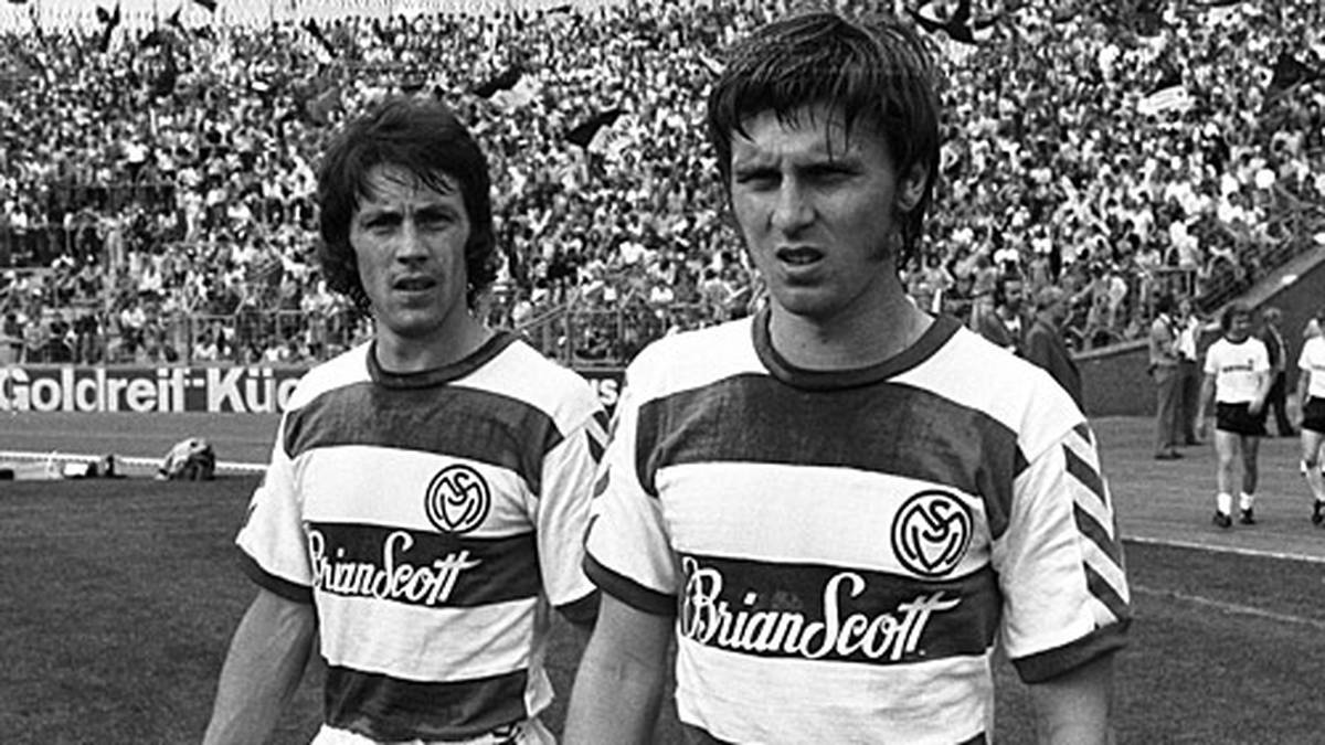 Ronald Worm (r.) trifft für den MSV Duisburg am 12. Oktober 1974 ebenfalls schon nach 14 Sekunden gegen den Hamburger SV - die Zebras gewinnen schließlich mit 2:0.
                  