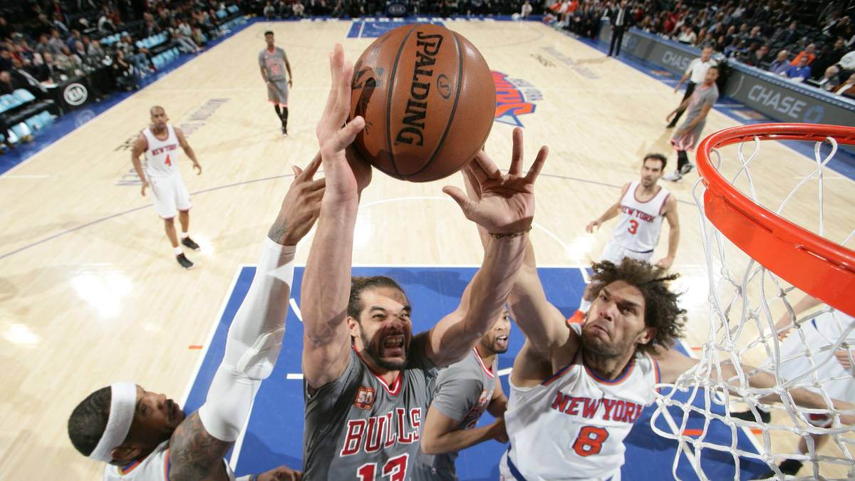 Die Bulls beweisen weit weniger Gespür für Mode. Die Trikots gehen wohl nicht nur Puristen gehörig gegen den Strich. Entsprechend sauer geht Joakim Noah am Brett zu Werke