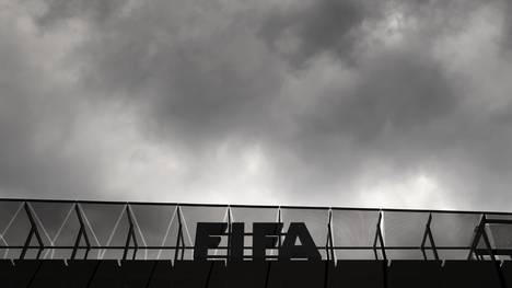 Dunkle Wolken über dem Logo der FIFA 