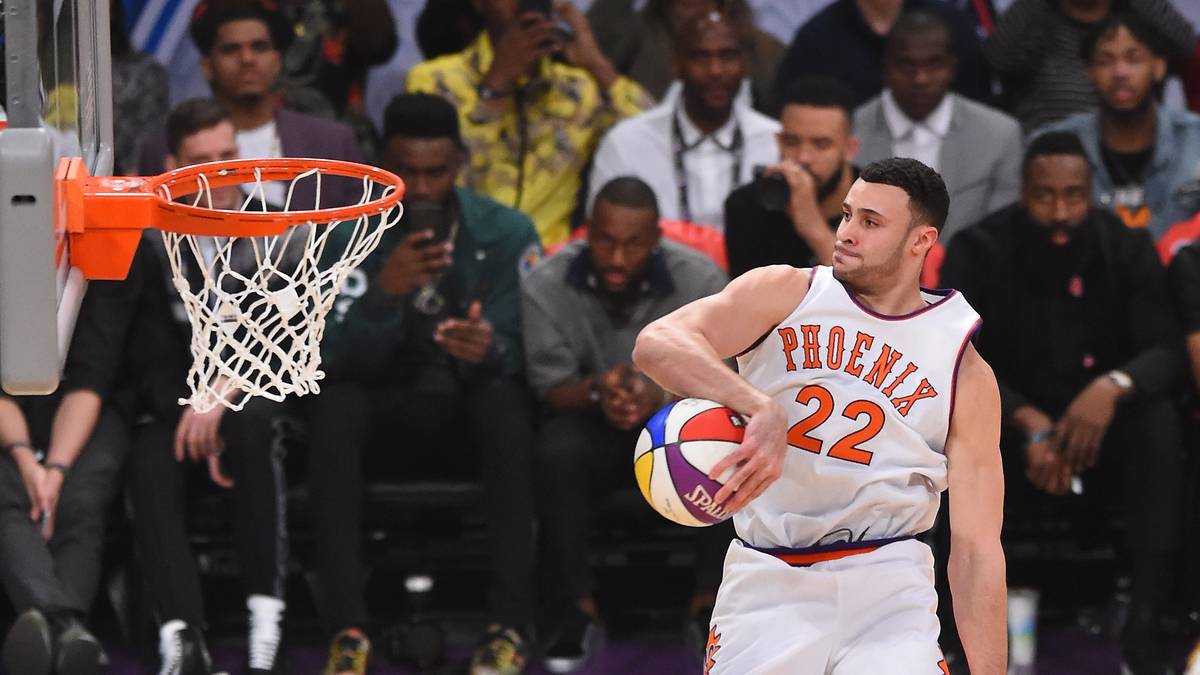 Wie dieser beim Sieg 1984 nahm er den Ball in die rechte Hand, zog ihn zurück und wieder vor