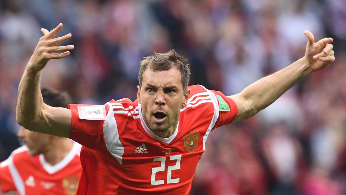 Und Russlands Party setzt sich in der zweiten Halbzeit fort. Artem Dschjuba trifft eine Minute nach seiner Einwechslung zum 3:0 (71.)
