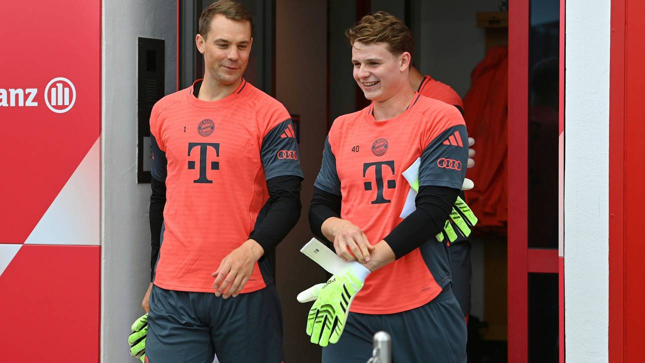 Neuer (l.) steht Urbig mit Rat und Tat zur Seite