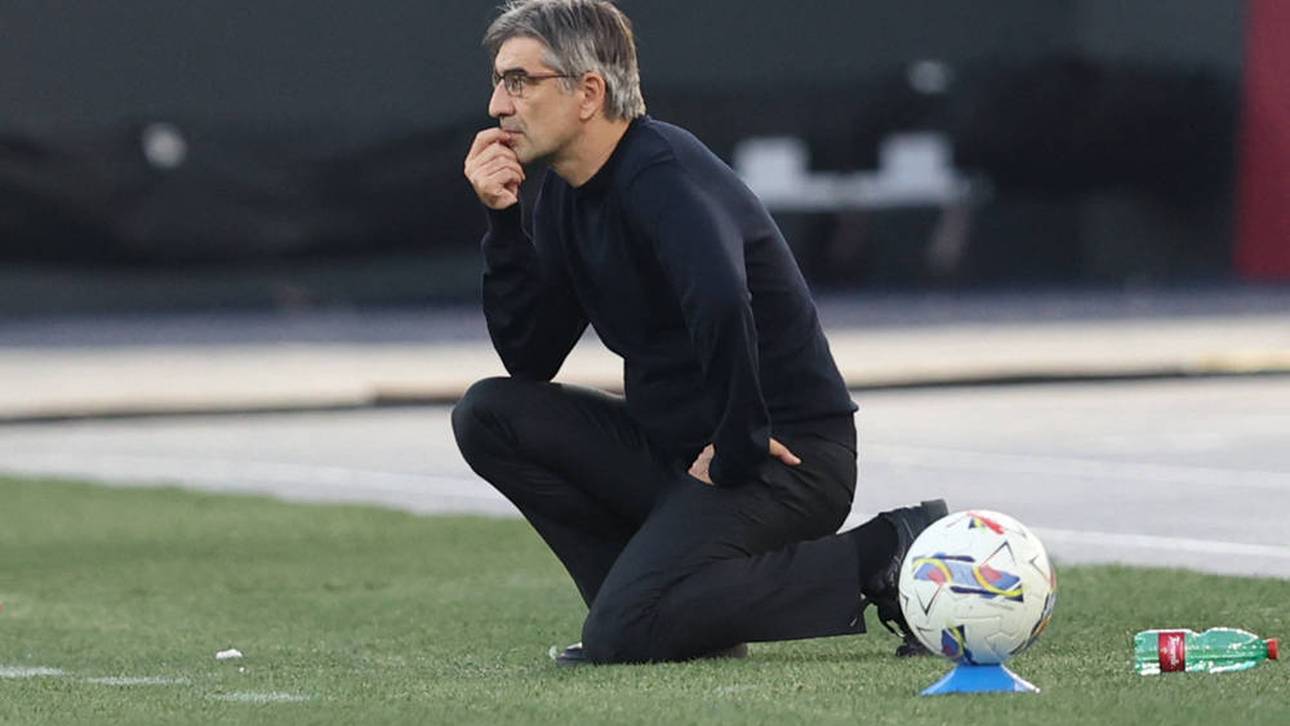 Ivan Juric kniet an der Seitenlinie