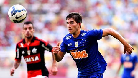 Lucas Silva am Ball-Cruzeiro Belo Horizonte