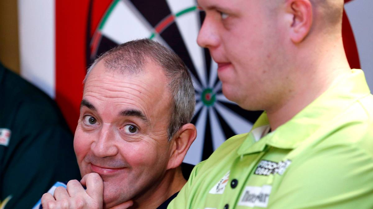 Taylor zollt ihm Respekt: "Er ist einfach sehr talentiert und arbeitet hart. Ich habe zuletzt gegen zwei gespielt, die mich wirklich beeindruckt haben. Der Eine war Gerwyn, der absolut brillant gegen mich gespielt hat und ich habe vor zwei Tagen gegen Michael gespielt, der 180er und einen hohen Average rausgeschossen hat. Er ist mental absolut bereit für die WM. Die beiden könnten ins Finale kommen"