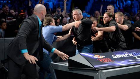 Shane McMahon (M.) prügelte bei WWE SmackDown Live auf Kevin Owens ein