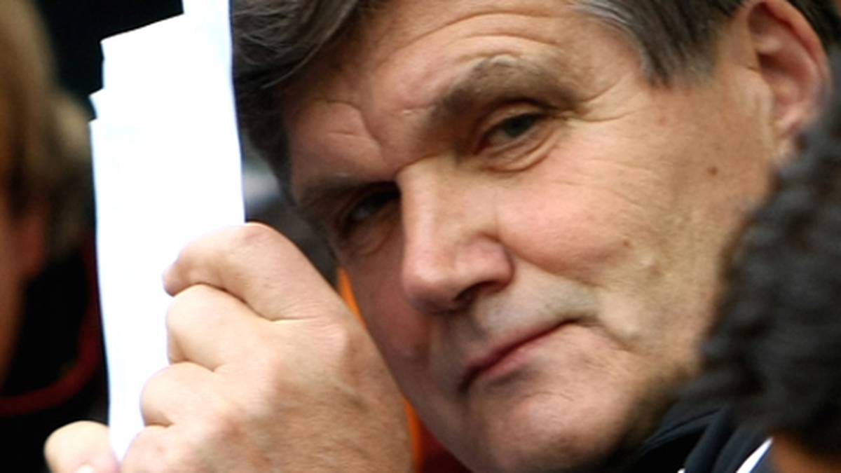  "Bemerkenswert finde ich die Tatsache, dass 3000 unserer Fans in St. Pauli waren. Und davon waren höchstens 2000 wegen der Reeperbahn da" (nach seinem ersten Spiel als Borussia-Trainer)