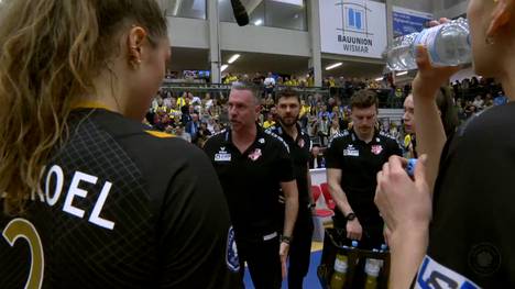 Der SC Potsdam hatte beim Spiel um Platz 2 gegen den SSC Palmberg Schwerin keine Chance. Das bringt den Trainer in der Auszeit auf die Palme.