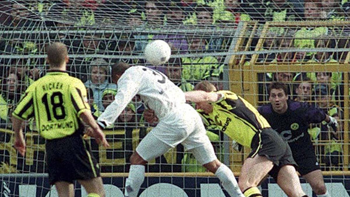 Insgesamt gibt es noch drei weitere Spieler, die exakt nach 16 Sekunden eingenetzt haben. Einer davon ist Martin Dahlin (2.v.l.), der Borussia Mönchengladbach am 22. März 1997 bei Borussia Dortmund schon früh den Weg zum späteren 3:1-Sieg ebnet. 
                  