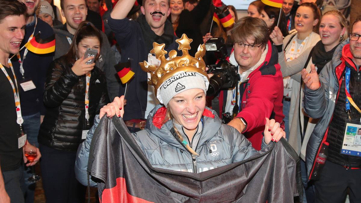Katharina Althaus feiert ihre Silbermedaille im deutschen Haus