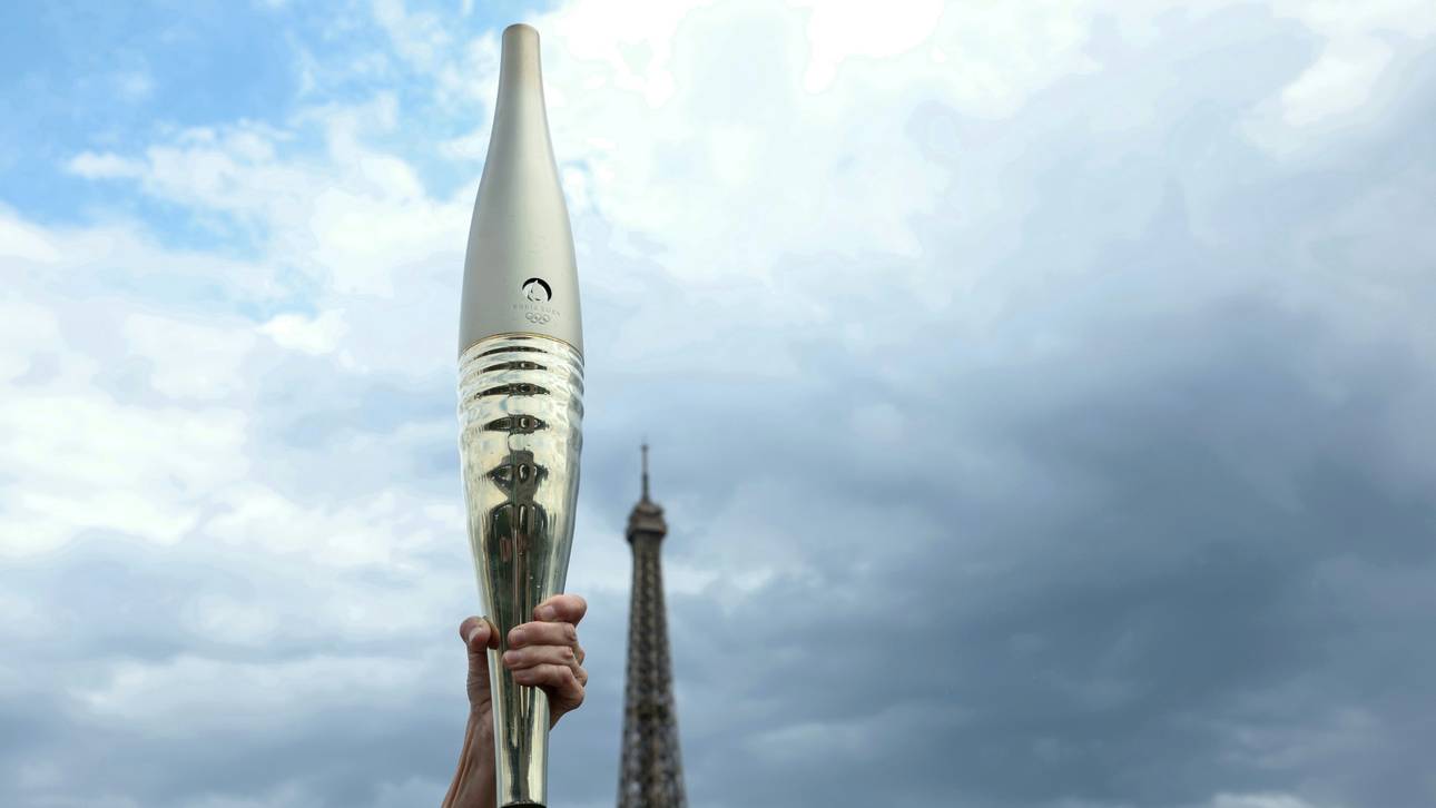 Fackellauf-Spektakel auf Eiffelturm