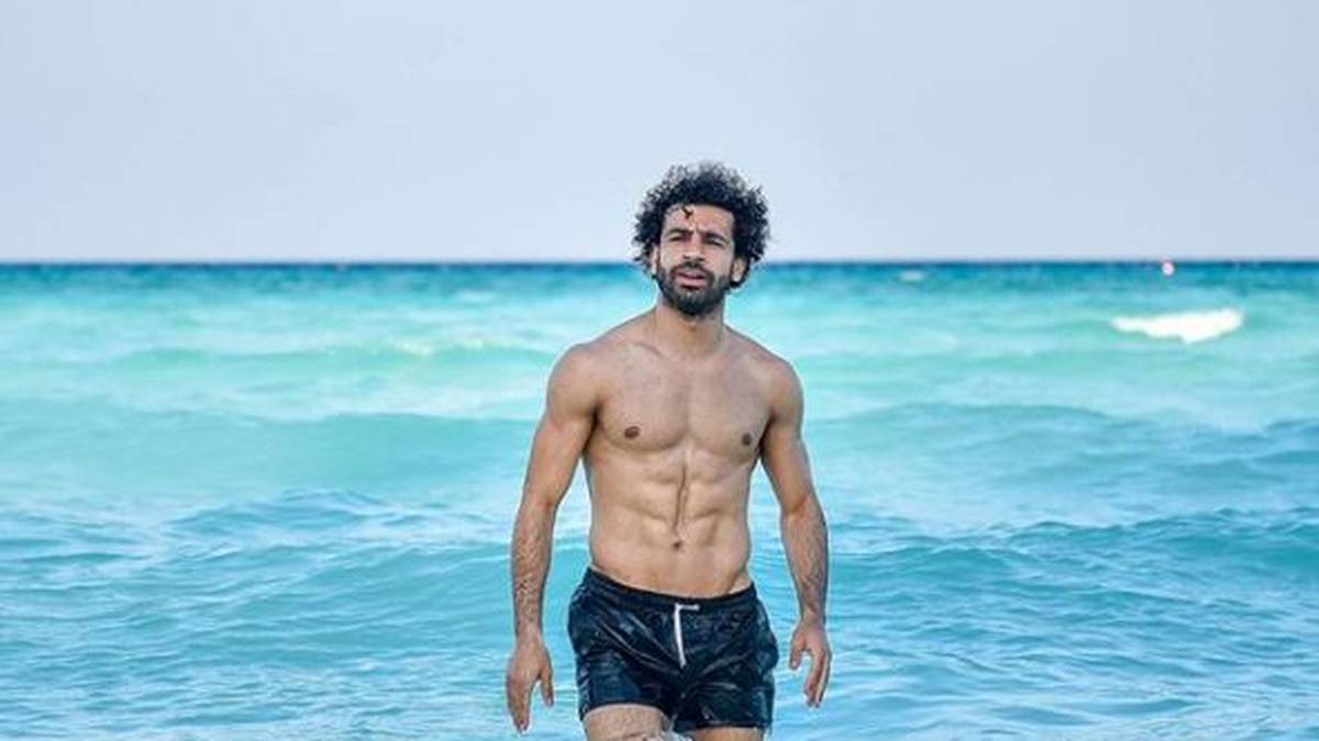 Wie einst Halle Barry im James-Bond-Film "Stirb an einem anderen Tag" schreitet Mohamed Salah aus den Fluten. "Holiday uniform" kommentiert der Star des FC Liverpools sein Urlaubsbild mit perfekt-trainiertem Sixpack