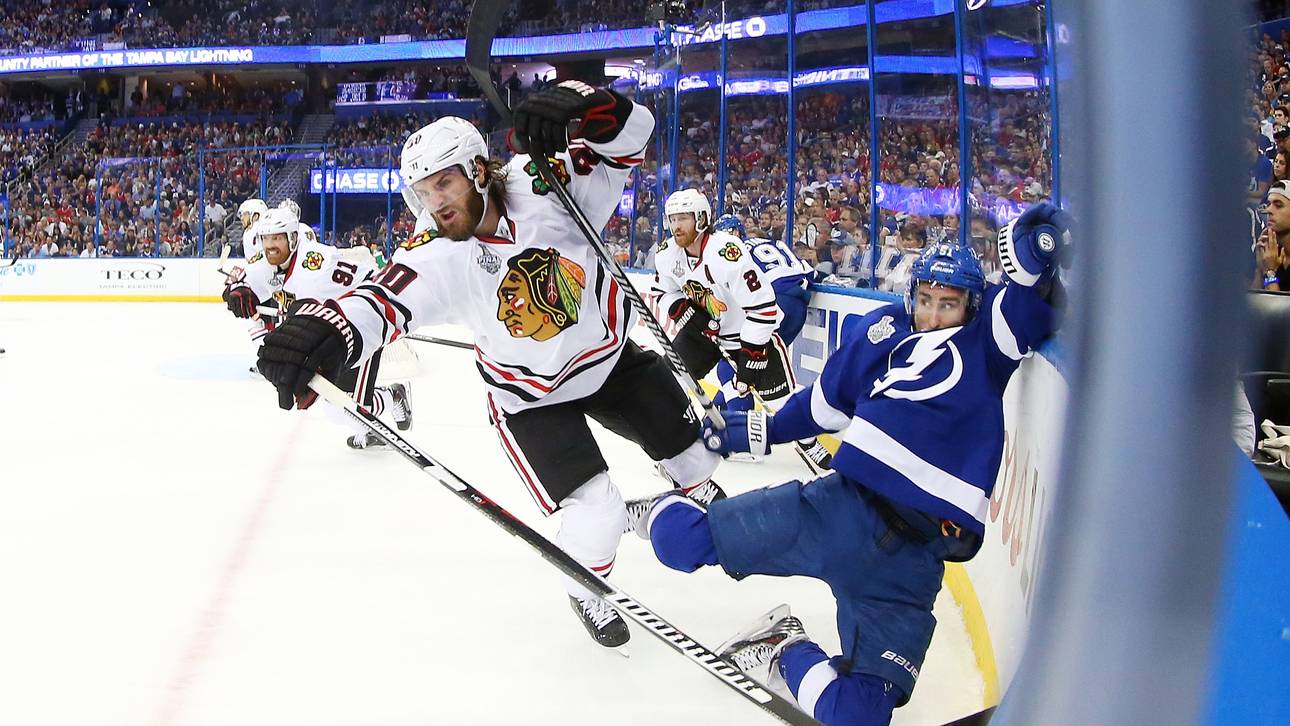 Tampa mit dem Rücken zur Wand