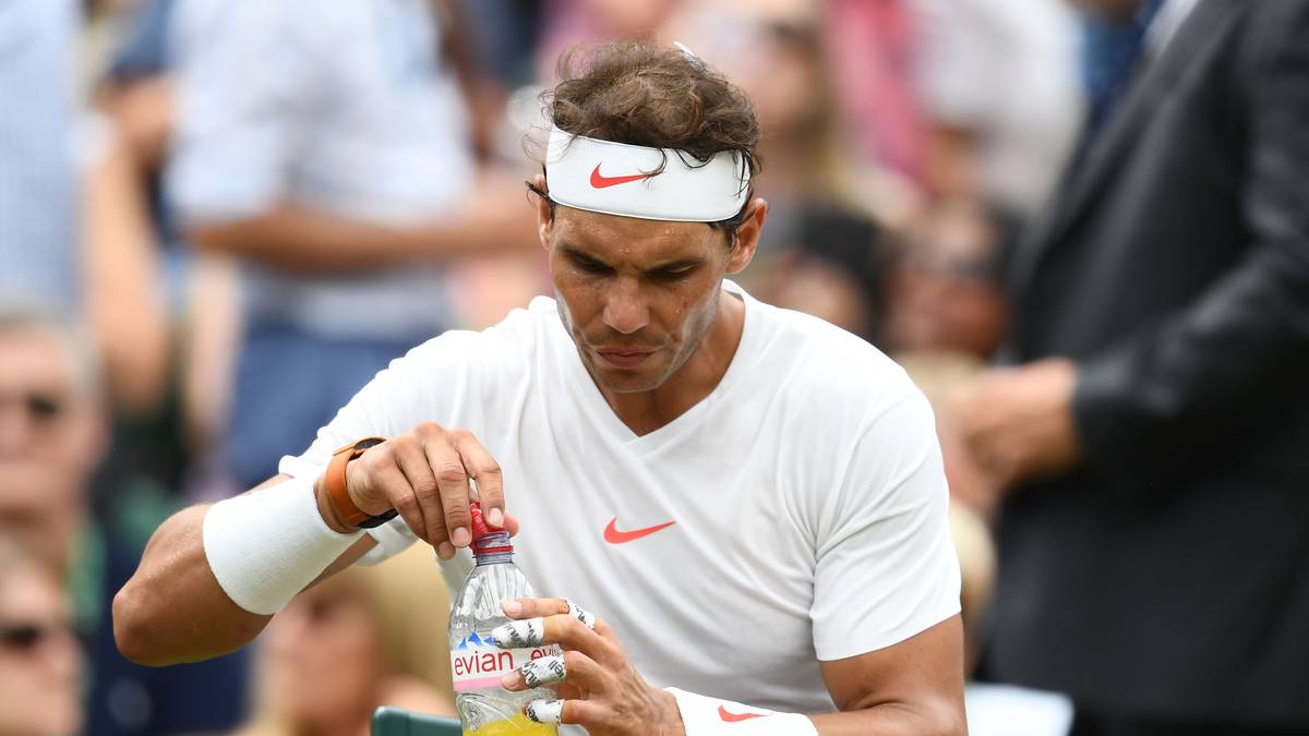 GETRÄNKE: Selbst beim Trinken gibt es eine bestimmte Reihenfolge. Erst wird das Erfrischungsgetränk zu sich genommen ...
