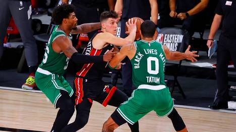 Tyler Herro von den Miami Heat ließ sich an diesem Abend auch von zwei Celtics nicht stoppen