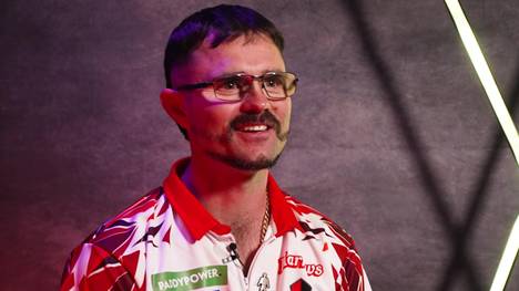 Der Flammenkopf kehrt zurück! Damon Heta trainiert hart für die Darts-WM und hat eine Erfahrung aus dem Vorjahr mit in die Vorbereitung genommen.