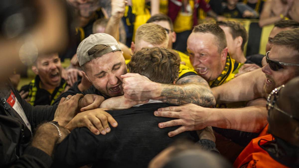 Edin Terzic und die BVB-Fans - was für ein Bild!