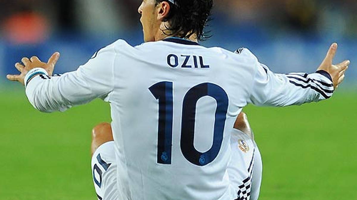 Sportlich gibt es allerdings ein Problem für Özil. Nach drei Jahren bei Real wird es eng für den Regisseur. Real setzt ihm für je 30 Millionen Euro die Jungstars Isco und Asier Illarramendi vor die Nase, mit dem Hammertransfer von 100-Millionen-Mann Gareth Bale ist Özil endgültig überflüssig