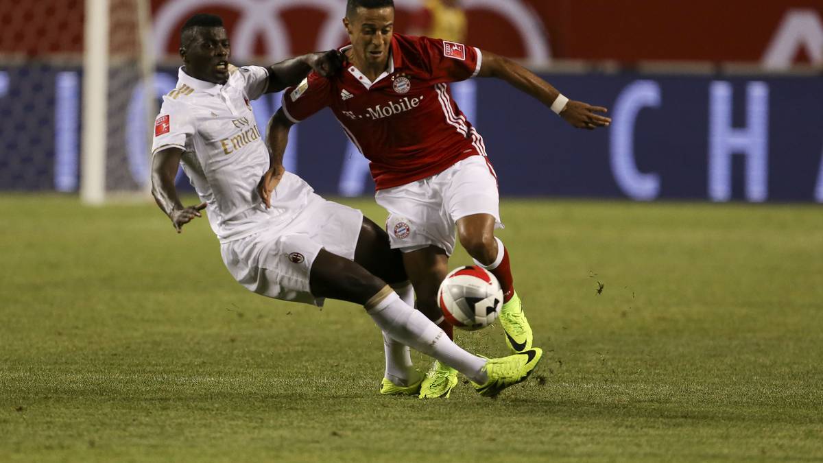 Dann kommt es zum ersten Härtetest in Amerika. Der FC Bayern misst sich mit dem AC Milan. Nach 90 Minuten steht es 3:3, im Elfmeterschießen ziehen die Münchner den Kürzeren