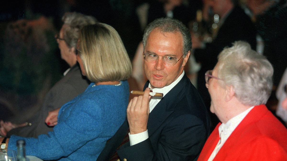 Drei Ehen, dazu noch zwei wichtige Partnerschaften, doch die Frau seines Lebens war immer Mutter Antonie. "Immer, wenn ich vor einem Besuch bei ihr anrief, fragte meine Mutter: 'Bub, was willst du essen'", erinnerte sich Beckenbauer. Wirklich jeden Tag rief er bei ihr an,  egal, wo er gerade war.  Als sie 2009 92-jährig starb, trat aber das ein, was er immer befürchtet hatte: Er konnte in den letzten Momenten nicht bei ihr sein, Beckenbauer war in FIFA-Mission in Südafrika