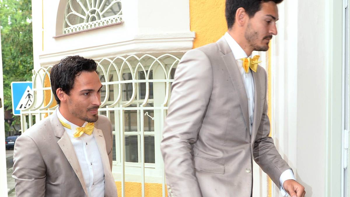 Zusammen mit seinem Bruder Jonas (r., spielt bei der SpVgg Unterhaching) betritt der BVB-Verteidiger das Standesamt