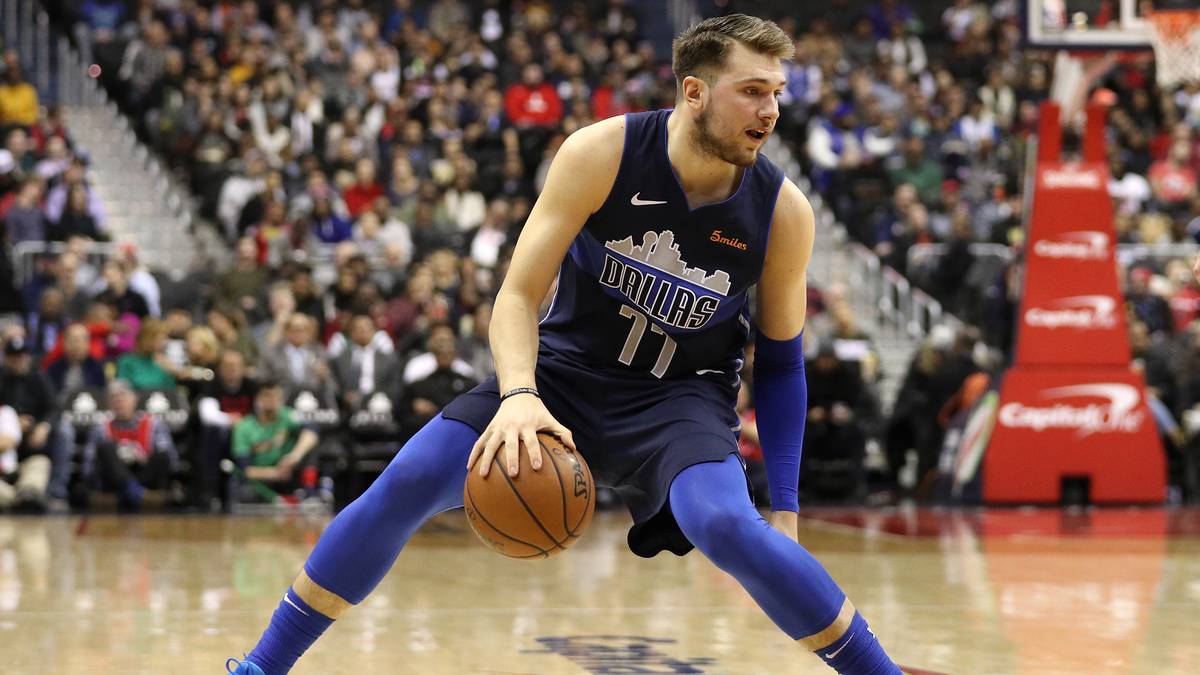LUKA DONCIC: Der Super-Rookie der Mavs hat die in ihn gesetzten Erwartungen übertroffen. Doncic zeigte keinerlei Anpassungsschwierigkeiten, seine Saison war auf dem Level von LeBron James, als dieser in die Liga kam. Trotz Youngs Leistungen kann die Rookie-Trophäe nur an Doncic gehen