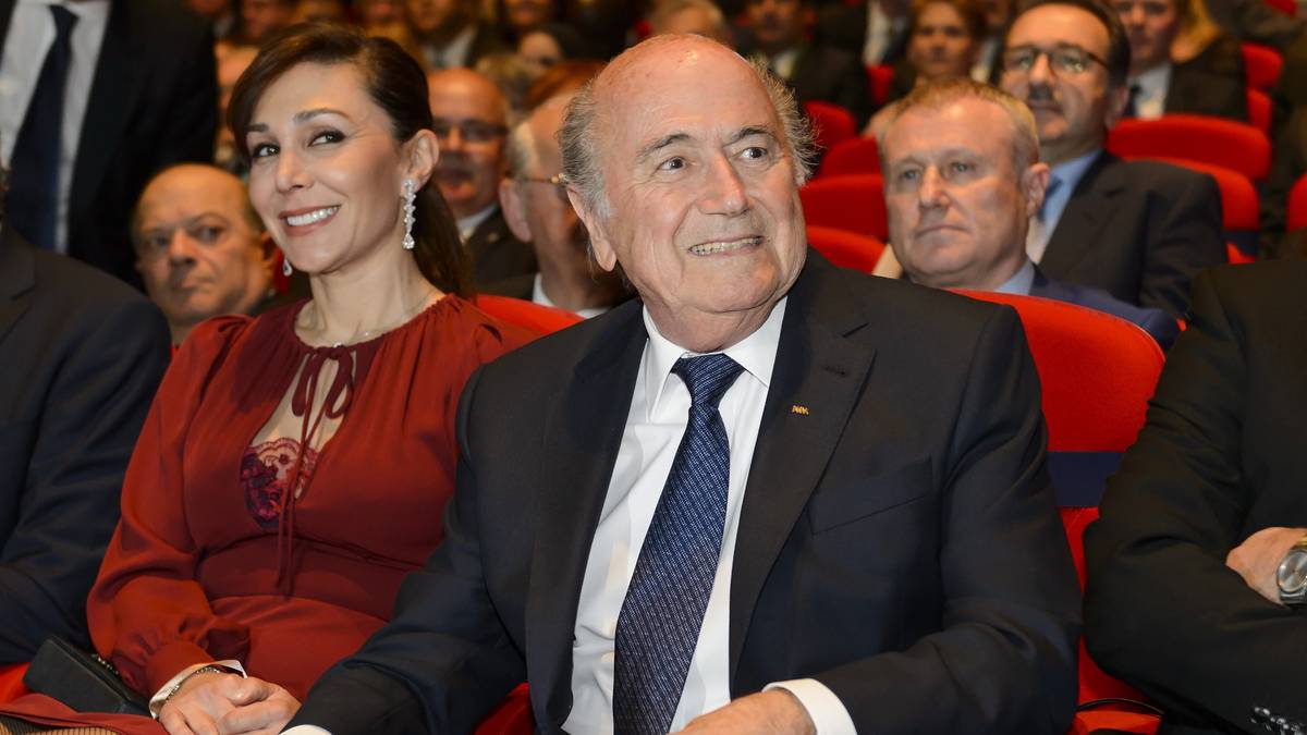 Blatter nimmt neben seiner Freundin Linda Barras in der ersten Reihe Platz