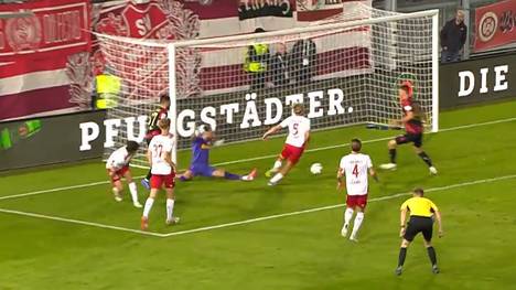 Den schlechtesten Drittligastart hatte Jahn Regensburg schon hingelegt, der SV Wehen Wiesbaden verschärfte beim souveränen 2:0 die Krise des SSV.