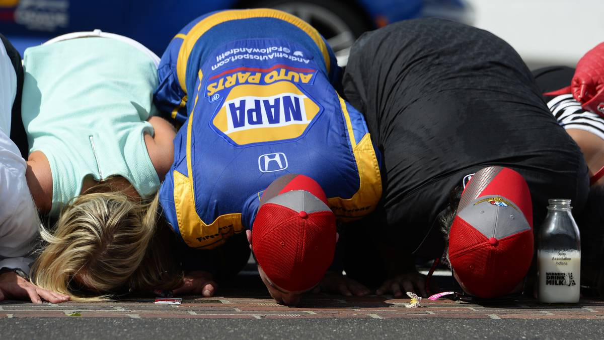 Mit Alexander Rossi (M.) als Sieger. Der US-Amerikaner ist der erste Rookie seit 2001, der das Rennen gewinnen kann