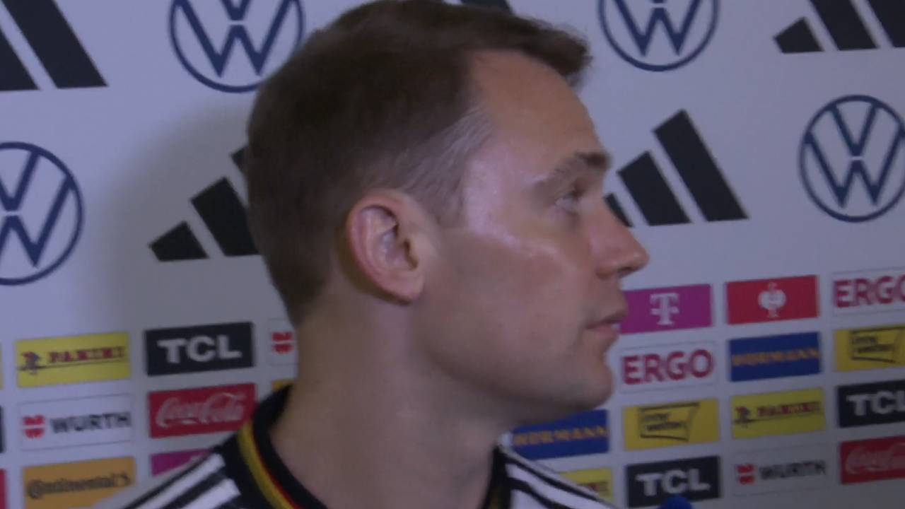 Manuel Neuer nutzt Unterbrechung wegen Durchsage, um vor Reportern zu flüchten