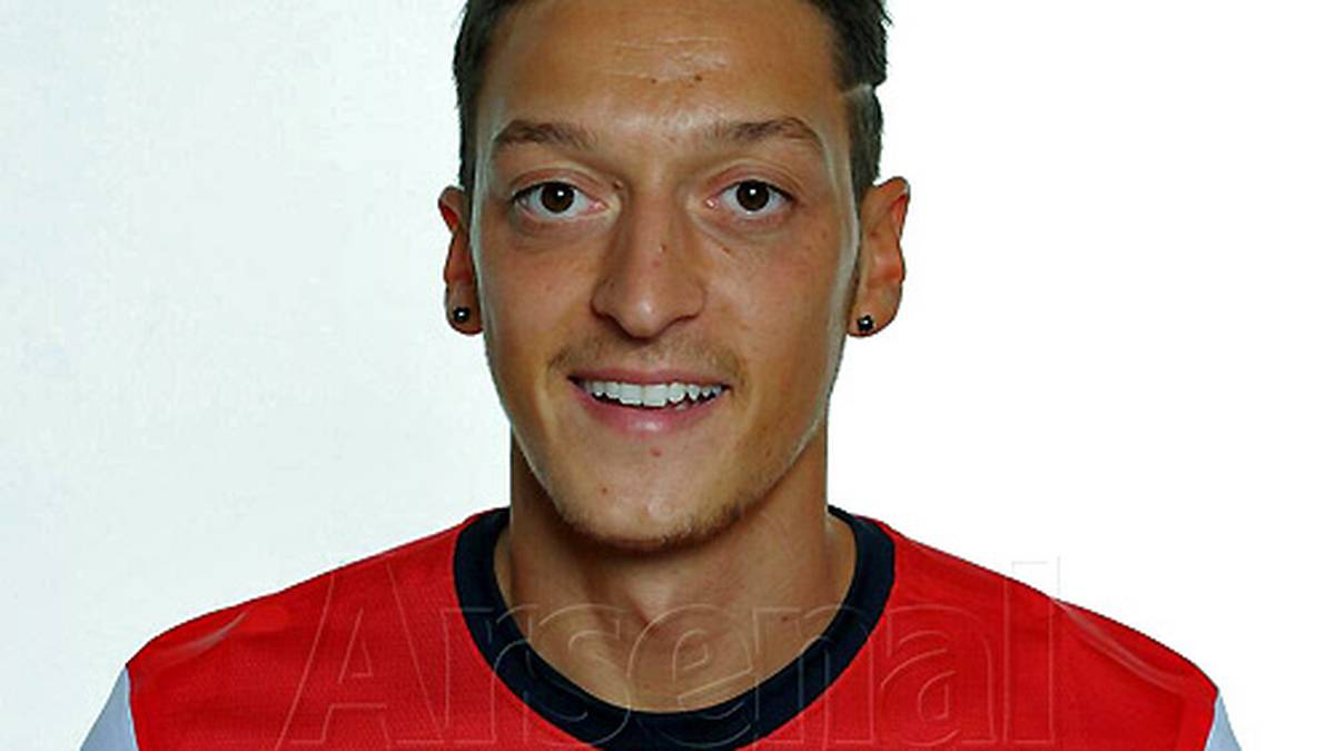 Beim ersten Fotoshooting für seinen neuen Arbeitgeber präsentiert sich der Spielmacher stolz im neuen Trikot der "Gunners". Arsenal setzt große Hoffnungen in seinen 50-Millionen-Neuzugang (Copyright: twitter@Arsenal)