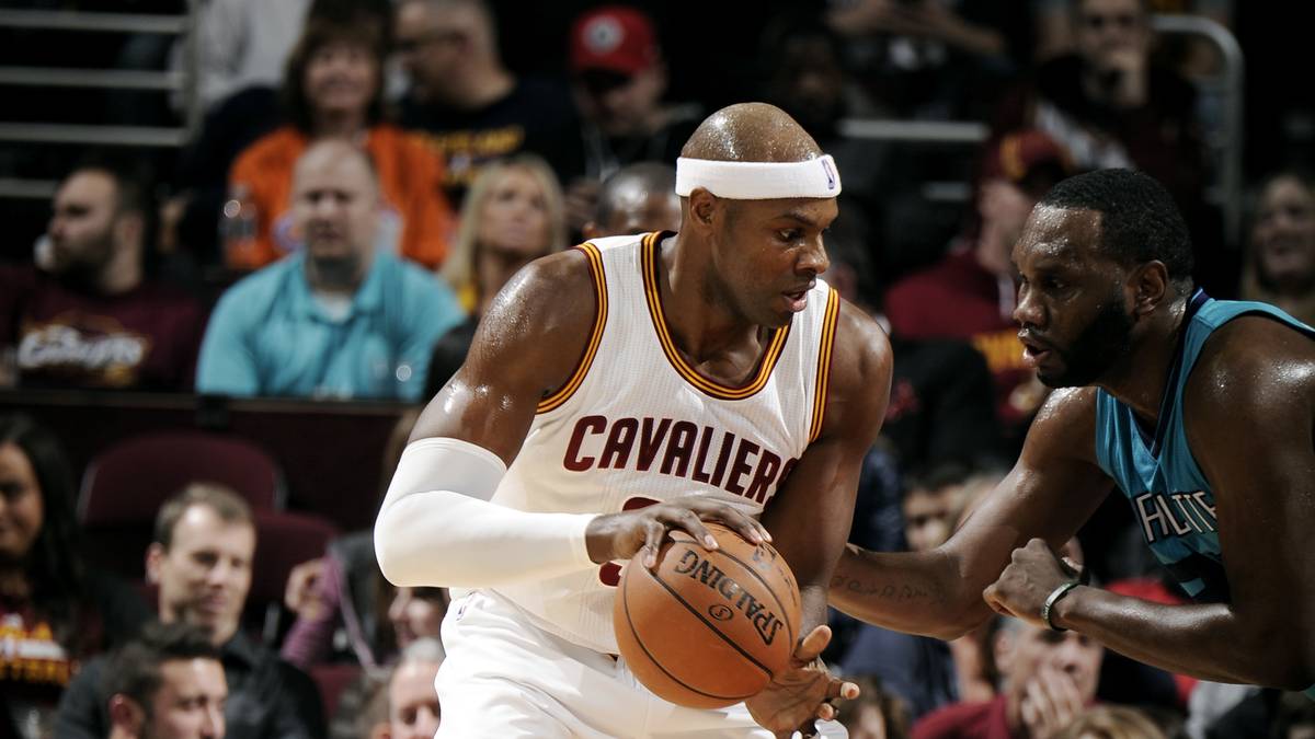 CLEVELAND CAVALERS: Der Vizemeister kann offenbar demnächst ein paar Dollar Luxussteuer sparen. Wie "ESPN.com" berichtet, schickt der Klub von Superstar LeBron James dafür zwei Altstars weg. Center Brendan Haywood, der 2009/10 noch durchschnittlich 10,3 Rebounds pro Spiel abgriff und 2011 mit Dirk Nowitzki und den Dallas Mavericks NBA-Meister wurde, wird demnach ebenso zu den Portland Trail Blazers getradet...
