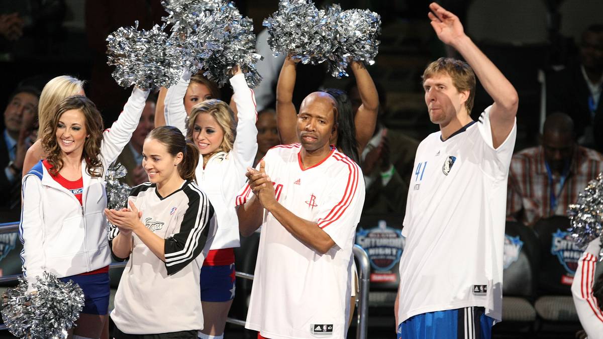Mit dem "Team Texas" tritt Nowitzki (r.) 2010 bei der Shooting Stars Challenge an. Zusammen mit NBA-Legende Kenny Smith (Mitte) und der WNBA-Spielerin Becky Hammon (l.) lässt er andere Trios hinter sich. Für "Big D" ist das Wochenende ein Heimspiel