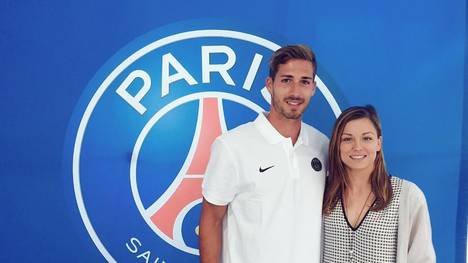 Erster Fototermin beim neuen Klub: Kevin Trapp mit PSG-Fußballerin Laure Boulleau