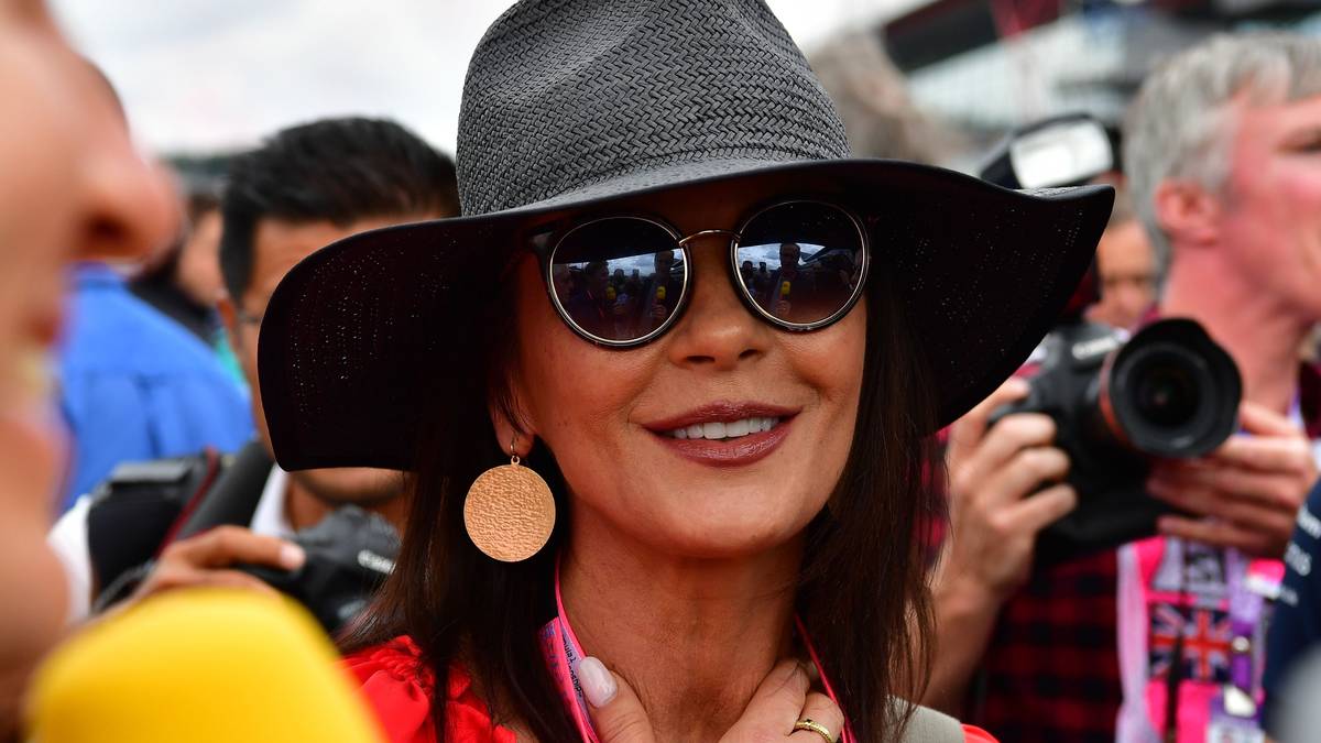Hollywood-Star Catherine Zeta-Jones lässt sich in der Startaufstellung blicken. Sie war gemeinsam mit Michael Douglas an der Strecke