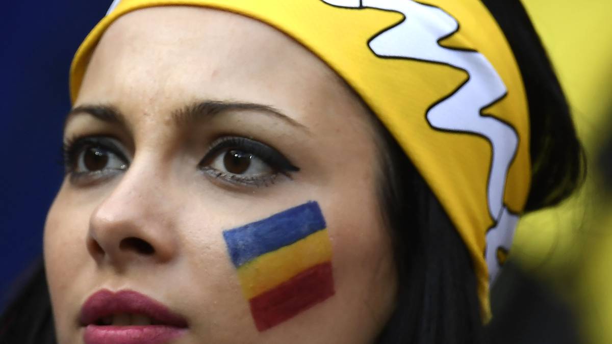 Diese Rumänin schaut ein bisschen verzweifelt drein, weil ihre Mannschaft die Gruppenphase nicht übersteht. So schön können Niederlagen aussehen