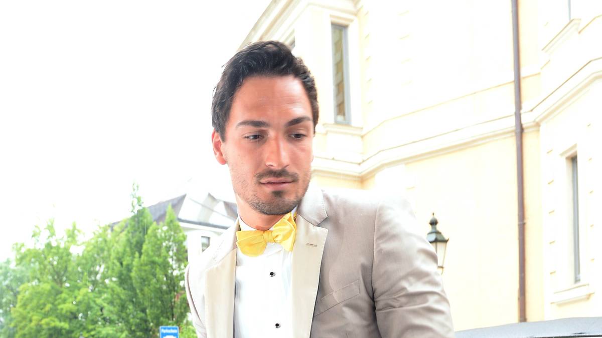 Am 15. Juni ist es soweit: Mats und Cathy heiraten. Der Weltmeister fährt standesgemäß mit dem Oldtimer vor...