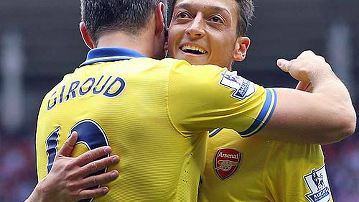 Gleich bei seinem Debüt für Arsenal rechtfertigt Özil, warum er die Vereinsrekord-Ablöse wert ist. Beim 3:1-Sieg der "Gunners" in Sunderland feiert der Nationalspieler eine starke Premiere, erhält Lob von Trainer Arsene Wenger - und die Fans huldigen die Leistung mit stehenden Ovationen. Seinen ersten Glanzpunkt setzt er bereits nach 614 Sekunden, indem er den Führungstreffer durch Oliver Giroud vorbereitet