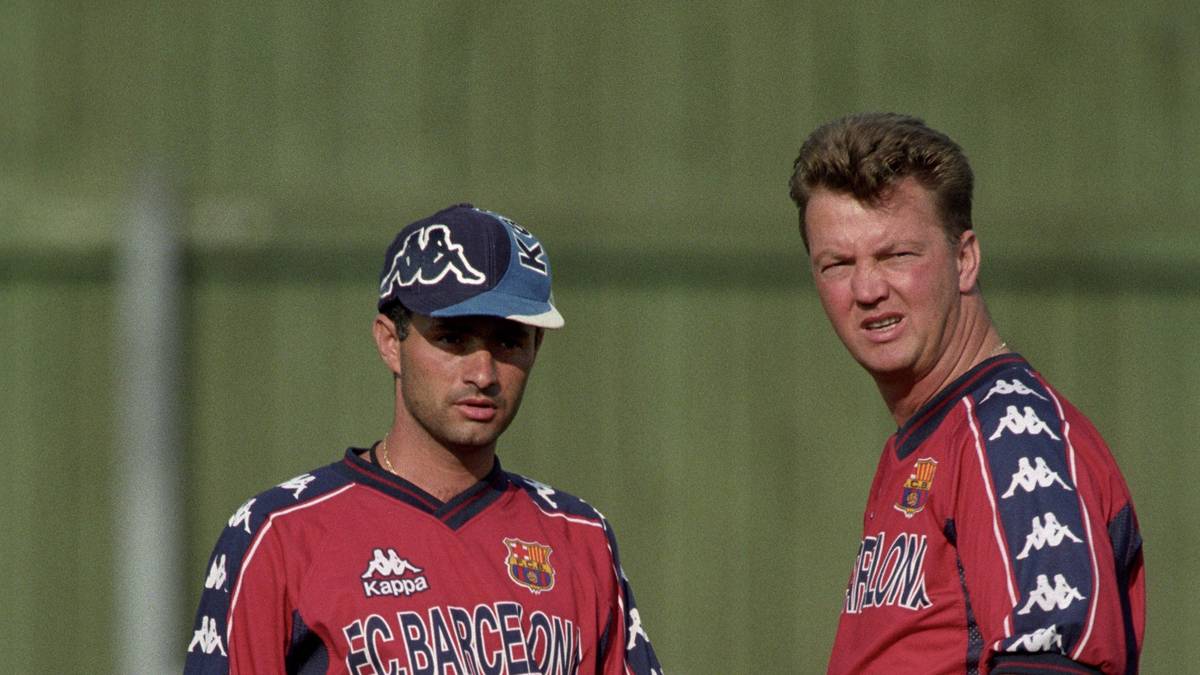 Van Gaal bestimmt Guardiola zu seinem Kapitän, der sich zuvor mehrfach bei der Klubführung für Mourinho eingesetzt hatte. "Pep war voll des Lobes über Jose. Er riet mir, stets Joses Meinung einzuholen, vor allem wenn es darum ging, kommende Gegner zu analysieren", so van Gaal, der Mourinho überzeugen kann, weiter als Co-Trainer zu arbeiten